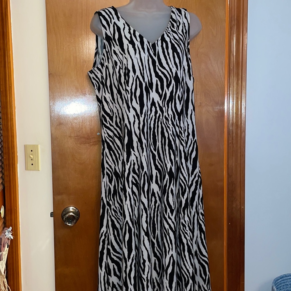 Black and white sleeveless dress